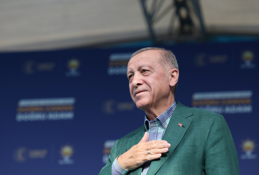 ALEGERI ÎN TURCIA:Erdogan spune că are un avans clar şi e încrezător că va obţine peste 50 la sută, însă respectă decizia alegătorilor dacă aceasta e ca preşedintele să fie decis în turul doi /Kilicdaroglu: Turcii vor schimbarea. Vom câştiga în turul doi 