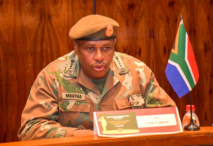 Comandantul Forţelor Terestre sud-africane, locotenent-generalul Lawrence Mbatha, în vizită la Moscova, în urma unor acuzaţii ale SUA cu privire la livrarea de armament sud-african Rusiei