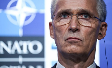 NATO se gândeşte la viitoarele garanţii de securitate pentru Ucraina, dar se fereşte să declanşeze un război mai amplu. Stoltenberg: Dacă aliaţii NATO încep să emită bilateral garanţii de securitate pentru Ucraina, suntem foarte aproape de Articolul 5