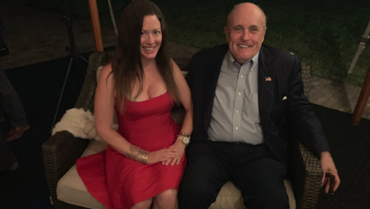 O fostă colaboratoare, Noelle Dunphy, depune plângere în civil împotriva lui Rudy Giuliani, pe care-l acuză de hărţuire şi agresiune sexuală şi-i cere zece milioane de dolari despăgubiri. El ”negă vehement şi complet”