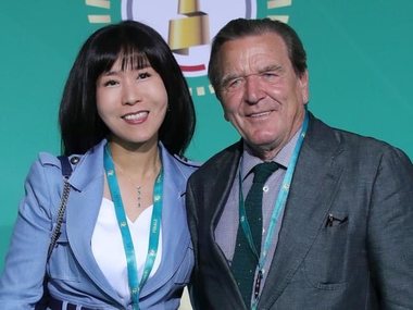 Soţia fostului cancelar german Schroeder a fost concediată după ce a participat la o recepţie la Ambasada Rusiei