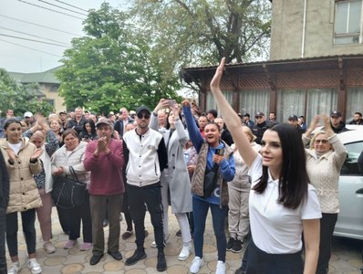 Proteste în Găgăuzia, după descinderi ale mascaţilor şi percheziţii în legătură cu un dosar de corupere a alegătorilor. Evghenia Guţul, candidata ŞOR aleasă duminică în funcţia de başcan, s-a alăturat manifestanţilor