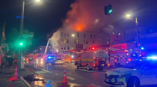 Incendiul de la hotelul din Noua Zeelandă, în care cel puţin şase persoane şi-au pierdut viaţa, este tratat ca suspect de către autorităţi

