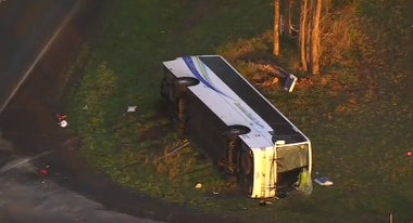 Autobuz şcolar cu 45 de  copii la bord, implicat în accident rutier la Melbourne / Mai mulţi copii au fost răniţi, după ce vehiculul a fost lovit de un camion, răsturnându-se / Un copil a suferit amputaţie de braţ