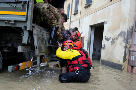 Noi localităţi din Italia, evacuate din cauza inundaţiilor. Comunele Villanova di Ravenna, Filetto şi Boncalceci, ameninţate de revărsări ale fluviului Lamone. Armata şi Paza de Coastă, mobilizate. Peste 10.000 de oameni evacuaţi din locuinţe