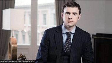 Doi bancheri din Letonia sunt judecaţi pentru că ar fi tocmit un asasin ca să-l ucidă pe un avocat care descoperise dovezi de spălare de bani. Banca respectivă a fost menţionată în cazul „Furtului miliardului” din Republica Moldova 