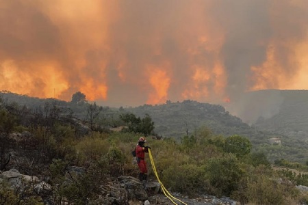 Echipajele de urgenţă au evacuat peste 600 de săteni din vestul Spaniei, din cauza unui incendiu extins de vegetaţie