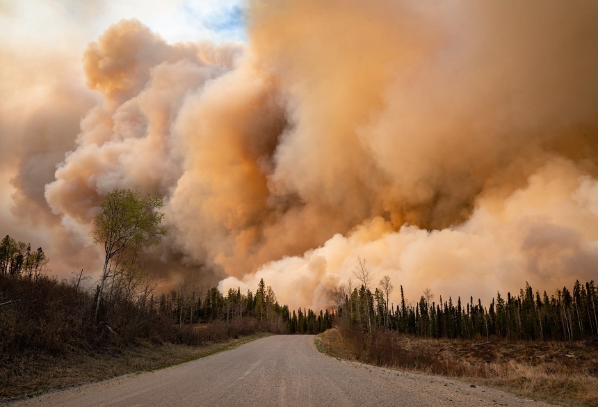 Pompierii din Alberta sunt în alertă maximă pentru un val de incendii în provincia canadiană bogată în petrol