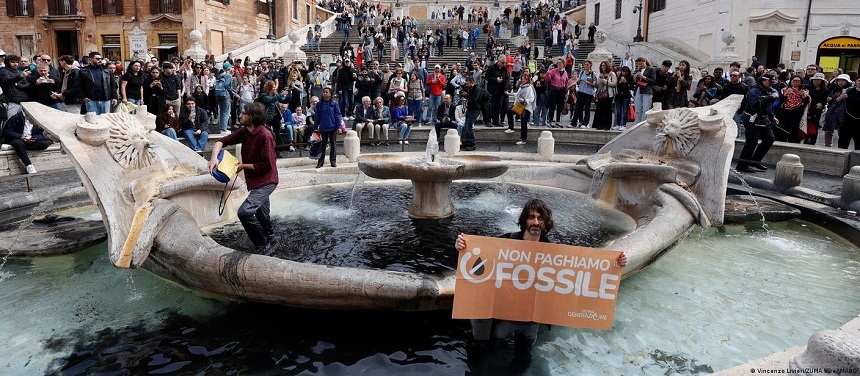 Şapte tineri activişti care protestează faţă de schimbările climatice au înnegrit apa Fântânii Trevi din Roma, cu cărbune