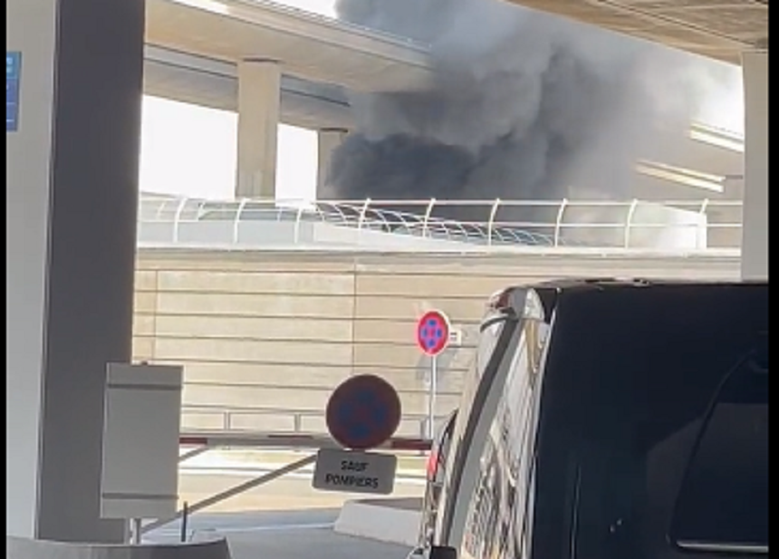 Un autobuz a luat foc în faţa aeroportului Charles-de-Gaulle - VIDEO
