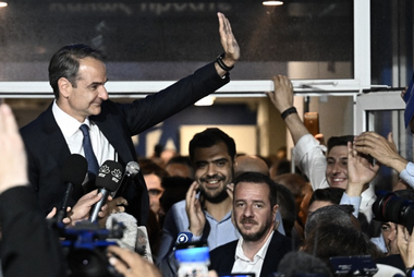 Mitsotakis, care recunoaşte că victoria în legislative ”ne-a depăşit propriile aşteptări”, cere noi alegeri legislative, ”poate la 25 iunie”, cu scopul de a încerca să-şi asigure o majoritate absolută. Următorul scrutin se desfăşoară după un nou sistem electoral