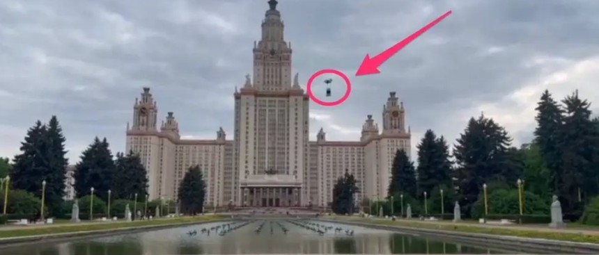 Legiunea "Libertate pentru Rusia" difuzează o înregistrare video care pare să arate steagul opoziţiei fluturând deasupra unei universităţi din Moscova
