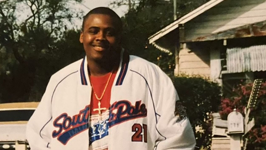 Un deţinut afroamerican, schizofren şi fără adăpost, Lashawn Thompson, încarcerat după ce a scuipat un agent, moare din cauza unor ”neglijenţe grave”, devorat de păduchi şi descarnat, stabileşte o autopsie independentă, plătită de jucătorul de fotbal Coli