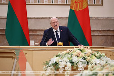 Aleksandr Lukaşenko reapare în public şi recunoaşte că a avut probleme de sănătate: „Calmaţi-vă, băieţi, n-o să mor!”