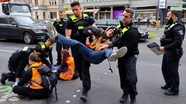 Vastă operaţiune a poliţiei germane împotriva mişcării ecologiste Ultima Generaţie, vizând şapte activişti. Marşuri de protest, în replică, la Berlin, Dresda şi Hamburg