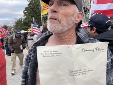 Americanul care a stat cu picioarele pe biroul lui Nancy Pelosi în timpul asaltului de la Capitoliu a fost condamnat la patru ani şi jumătate de închisoare - FOTO