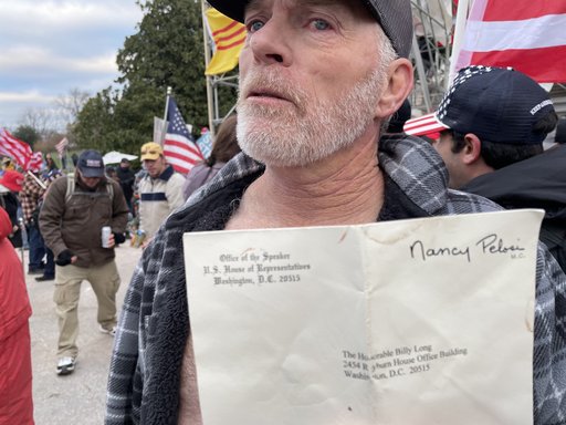 Americanul care a stat cu picioarele pe biroul lui Nancy Pelosi în timpul asaltului de la Capitoliu a fost condamnat la patru ani şi jumătate de închisoare - FOTO