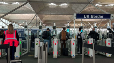 Regatul Unit înregistrează un nivel-record de intrări nete de 606.000 de imigranţi în 2022. Europenii, pe locul doi, după cetăţeni din afara UE, inclusiv ucraineni. Guvernul Sunak ”a pierdut complet controlul”, atacă laburiştii