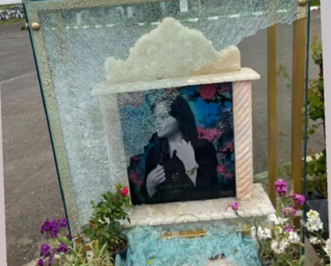 Mormântul lui Mahsa Amini, a cărei moarte a declanşat o contestare de mare amploare a liderilor politici şi religioşi iranieni, vandalizat