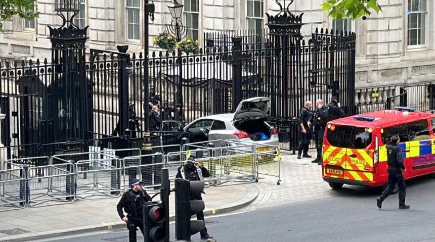 UPDATE-Un bărbat arestat la Londra, după ce loveşte cu maşina grilajul de pe Downing Street