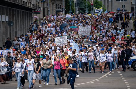 AFP: Mii de profesori din România cer în stradă salarii mai bune, într-o grevă fără precedent de 18 ani