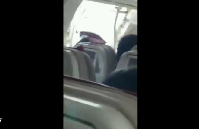 Momente de groază la bordul unui avion, după ce un pasager a deschis uşa în zbor - VIDEO
