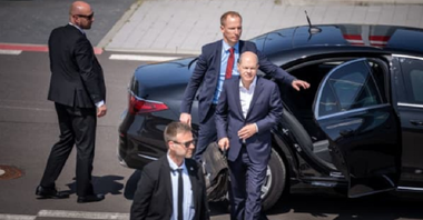 Olaf Scholz minimalizează, la Tallinn, o breşă în securitatea sa personală, după ce un bărbat l-a luat în braţe, miercuri, pe aeroportul din Frankfurt. Bărbatul era drogat, dezvăluie Der Spiegel