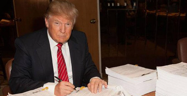 Procurorii au dovezi că Donald Trump păstra la vedere documente clasificate şi uneori le-a arătat oamenilor 