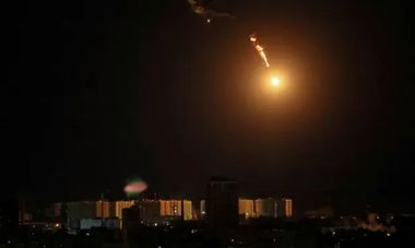 Ucraina respinge ”cel mai important atac cu dronă” la Kiev de la începutul războiului. Armata anunţă că a doborât 52 dintre cele 54 de drone explozive în ţară. Doi morţi şi trei răniţi
