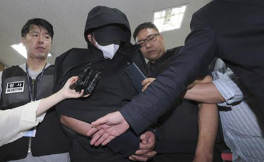 Un tribunal sud-coreean prelungeşte arestarea preventivă a bărbatului care a deschis uşa unui avion în zbor, apreciind că acesta poate fugi înainte de proces. ”Îmi pare rău pentru copii”, declară Lee