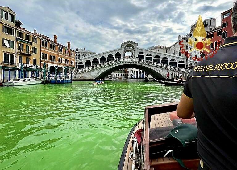Controverse după ce apa dintr-un canal al Veneţiei a căpătat culoarea verde fosforescent