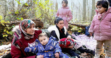 Zeci de migranţi, blocaţi de patru zile în Pădurea Bialowieza, la frontiera dintre Polonia şi Belarus