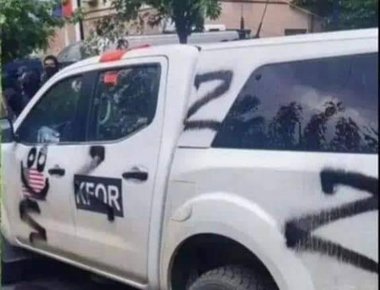 Soldaţi NATO au fost răniţi în ciocnirile din Kosovo cu protestatarii sârbi, anunţă KFOR