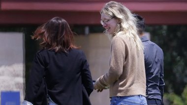 Elizabeth Holmes, cea considerată cândva noul Steve Jobs, s-a predat pentru a ispăşi o pedeapsă de 11 ani de închisoare