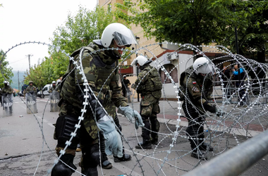 Tensiuni puternice în nordul Kosovo, unde sute de manifestanţi etnici sârbi s-au adunat în faţa Primăriei Zvecan, puternic protejată de KFOR cu sârmă ghimpată şi o barieră de metal. Un steag al Serbiei, de 200 de metri, desfăşurat din centru şi până la primărie
