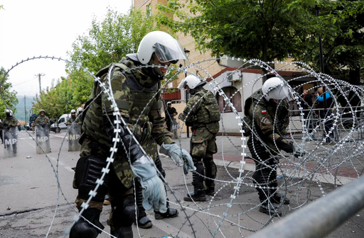 Tensiuni puternice în nordul Kosovo, unde sute de manifestanţi etnici sârbi s-au adunat în faţa Primăriei Zvecan, puternic protejată de KFOR cu sârmă ghimpată şi o barieră de metal. Un steag al Serbiei, de 200 de metri, desfăşurat din centru şi până la primărie