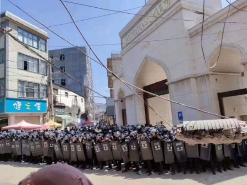 Arestări şi sute de poliţişti desfăşuraţi în sud-vestul Chinei, în urma unor ciocniri la manifestaţii împotriva demolării minaretelor şi cupolei unei moschei în oraşul Nagu, majoritar musulman