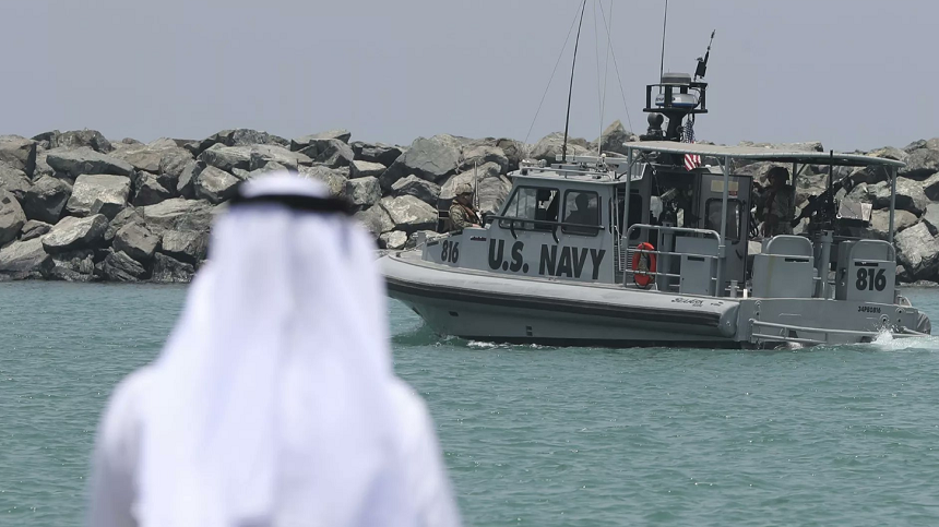 Emiratele Arabe Unite se retrag din Forţa Maritimă multinaţională care patrulează la Golful Persic din 2001, în urma unei serii de incidente, după ce Iranul anunţă că este ”posibil” să asigure securitatea în cooperare cu alte ţări, fără SUA