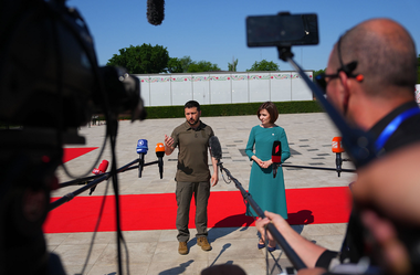 Zelenski cere, la summitul CPE de la Bolboaca, decizii ”clare” şi ”pozitive” ale aderării Ucrainei la NATO şi UE. ”Acesta este anul deciziilor”. Coaliţiile Patriot şi F-16 vor ”accelera pacea”.