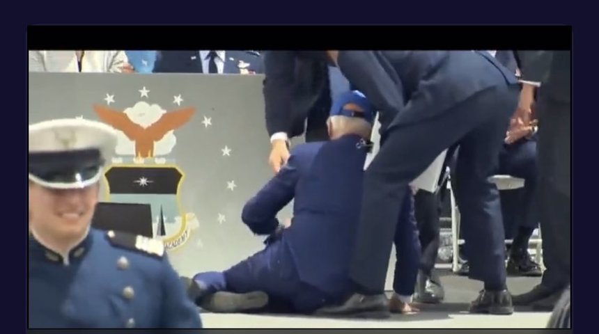 Biden s-a împiedicat şi a căzut pe o scenă, dar se simte bine - VIDEO