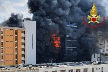 Un mort, în urma unui incendiu uriaş care a cuprins o clădire înaltă din Roma