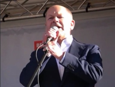 Presa germană: Cancelarul german şi-a pierdut calmul obişnuit şi a devenit un "vulcan în erupţie" după ce a fost huiduit de militanţi anti-război