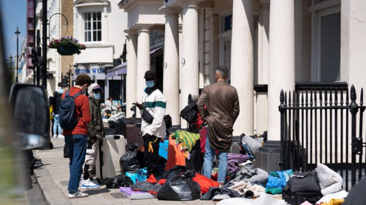 Londra urmează să cazeze aproximativ 1.000 de migranţi pe încă două barje, pentru a scădea factura migraţiei la hotel