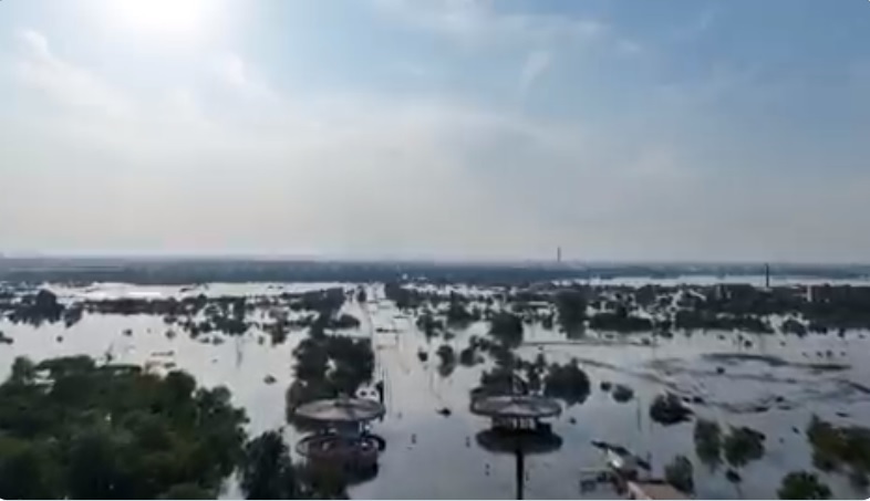 BBC: Oamenii şi-au petrecut noaptea pe acoperişuri şi în copaci aşteptând să fie salvaţi, după ruperea barajului de la Nova Kahovka. Zelenski susţine că sute de mii de persoane au rămas fără apă