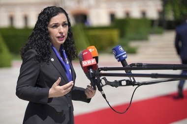 Reuters: Preşedinta din Kosovo este deschisă ideii de a fi organizate noi alegeri în nordul majoritar sârb, unde au izbucnit violenţe. Ea spune despre omologul sârb că este "regele dramei" şi că face crize de nervi precum copiii mici