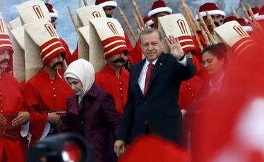 Un adolescent turc în vârstă de 16 ani, la închisoare după ce-i desenează lui Erdogan o mustaţă ca a lui Hitler