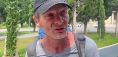 Cinci poliţişti, plasaţi în arest la domiciliu, la Verona, în urma unor acuzaţii de tortură. Un român îi acuză că l-au obligat să urineze într-un colţ, în Prefectura Poliţiei, iar apoi l-au bătut şi l-au târât în acel colţ pentru a şterge urina cu corpul său