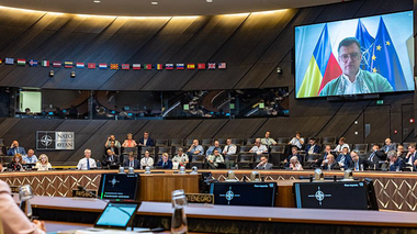 Stoltenebrg cere statelor membre NATO să ”ofere rapid” o susţinere victimelor inundaţiilor din Herson, în urma unei Comisii NATO-Ucraina, cerută de Kuleba. Peste 20.000 de consumatori fără curent în regiune