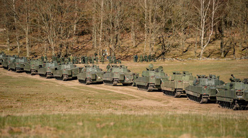 Militari ucraineni formaţi în Suedia pe 50 de tancuri uşoare de tip CV90 şi-au încheiat stagiul şi sunt ”pregătiţi pentru front”, anunţă armata suedeză. Patru companii, formate în instalaţii ţinute secrete