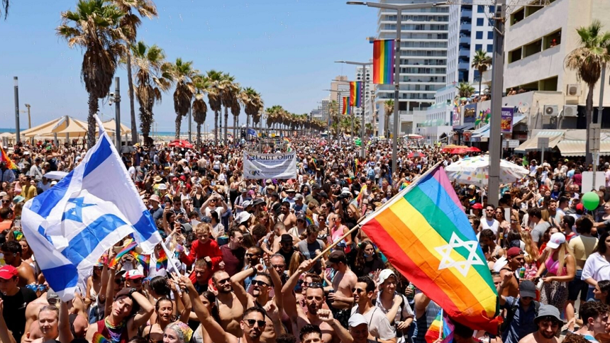 Zeci de mii de persoane la Tel Aviv, la cel mai mare Gay Pride din Orientul Mijlociu şi în semn de protest faţă de prezenţa în Guvernul Netanyahu a unor miniştri homofobi